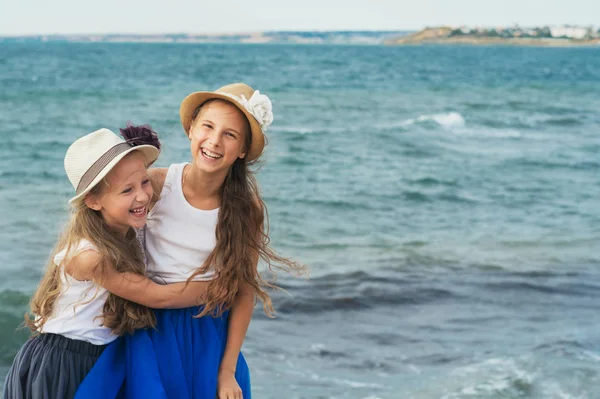 Dos niñas felices —  Fotos de Stock