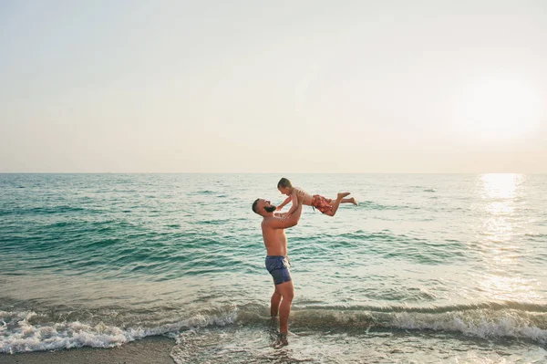 Papá e hijo jugando en la orilla —  Fotos de Stock