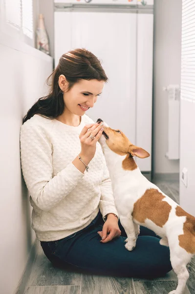 Femme souriante avec son chien de compagnie — Photo