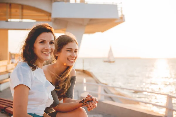 Mother with teenage daughter — Stock Photo, Image