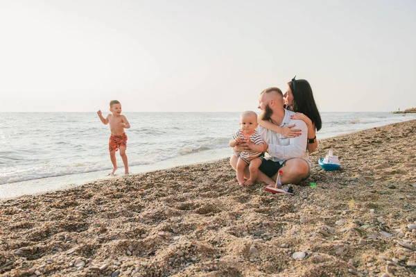 Äiti, isä ja heidän lapsensa uivat — kuvapankkivalokuva