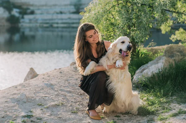 Žena se svým psem hrát venku. — Stock fotografie