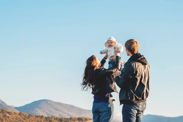 Feliz familia joven divirtiéndose —  Fotos de Stock