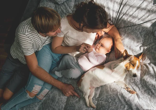 Счастливая семья с милым ребенком — стоковое фото