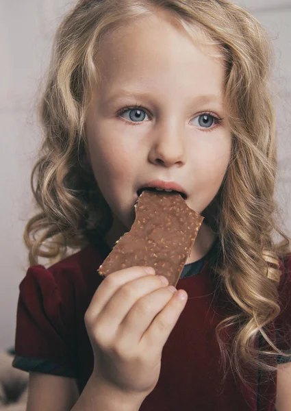 チョコレートを食べる Litlle 女の子 — ストック写真