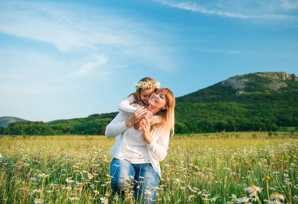 Madre e hija pequeña —  Fotos de Stock