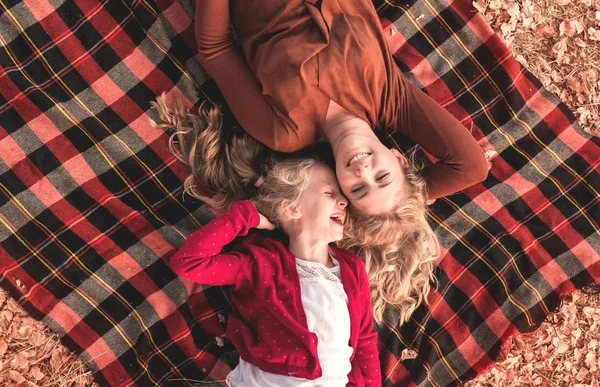 Portrait of smiling sisters — Stock Photo, Image