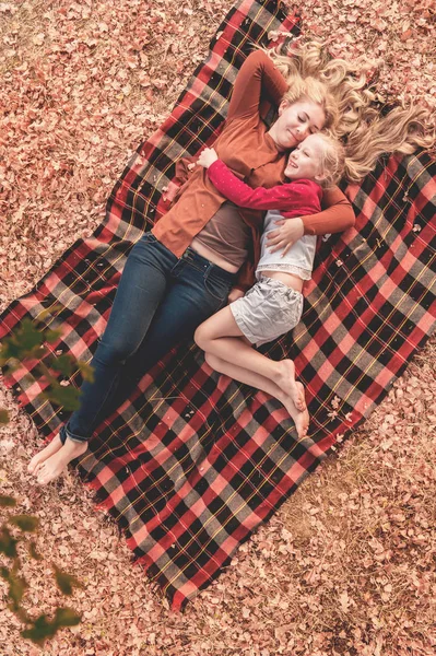 Retrato de hermanas sonrientes —  Fotos de Stock