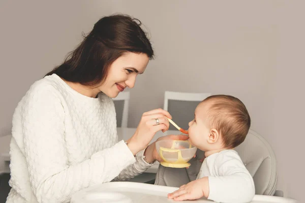 Mamma che nutre la sua bambina — Foto Stock