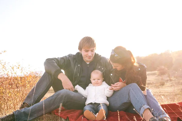 Familia joven divirtiéndose al aire libre —  Fotos de Stock