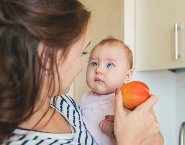 Madre alimentación bebé una manzana roja —  Fotos de Stock