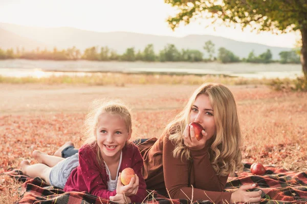 Retrato de hermanas sonrientes —  Fotos de Stock