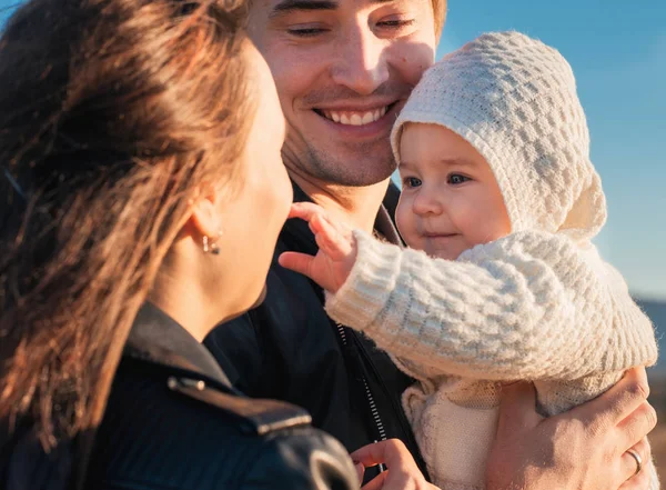 Familia joven divirtiéndose al aire libre —  Fotos de Stock