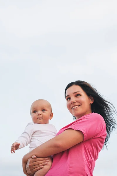 Vacker mor och barn utomhus. — Stockfoto