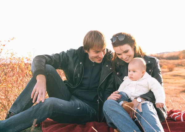 Молодая семья веселится на открытом воздухе — стоковое фото