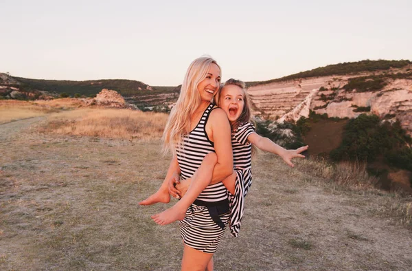 Young mother and her little daughter. — Stock Photo, Image