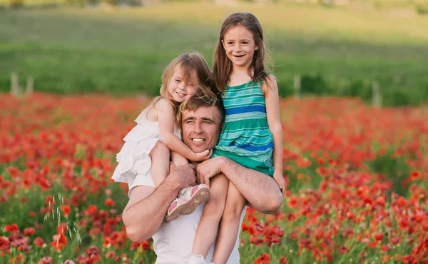 Padre disfrutando con sus hijas lindas —  Fotos de Stock