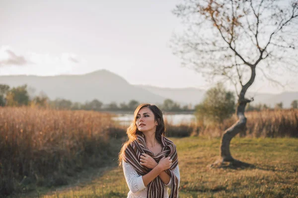 Mujer joven hermosa y triste Fotos de stock