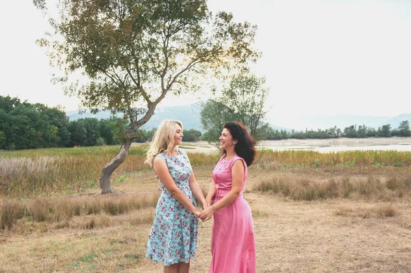 Madre e hija adulta en el parque Imagen de stock