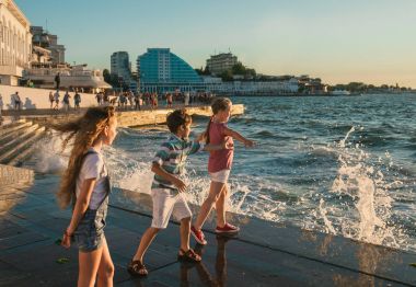 Rıhtımlar boyunca yürüyüş üç mutlu genç çocuk portresi