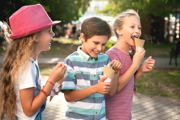 通りを歩いて 楽しんで アイスクリームを食べる 人の幸せのプレティーン子供のクローズ アップの肖像画 — ストック写真