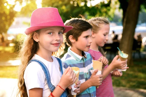 Szczegół Portret Trzech Szczęśliwy Preteen Dzieci Spaceru Ulicy Dobra Zabawa — Zdjęcie stockowe