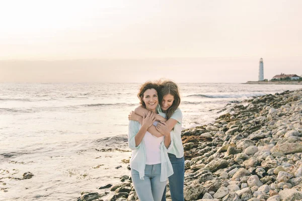 Mom Her Teenage Daughter Hugging Smiling Together Sunset Sea View — Stock Photo, Image