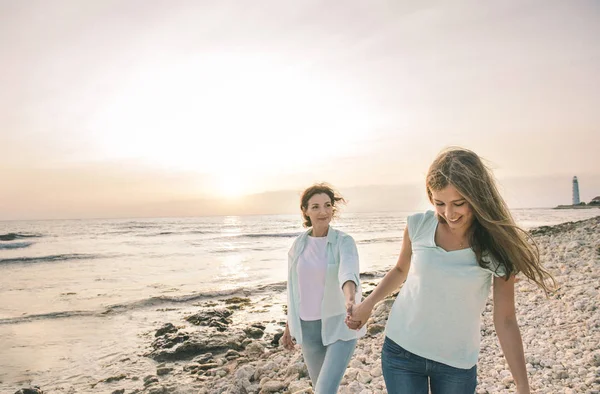 Close Portrait Mom Her Teenage Daughter Hugging Smiling Together Sunset — Stock Photo, Image