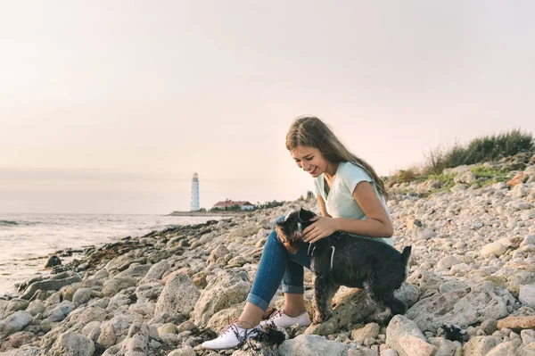 Krásné Dospívající Dívka Hraje Psíkem Pláži Břehu Moře Mladá Žena — Stock fotografie