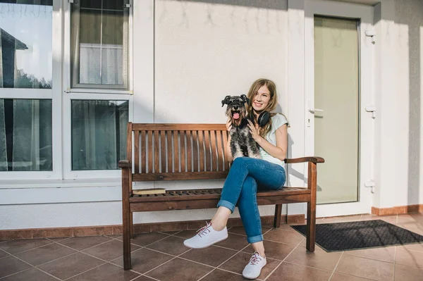 Adolescente Sonriente Sentada Porche Casa Leyendo Libro Mujer Con Mascota — Foto de Stock