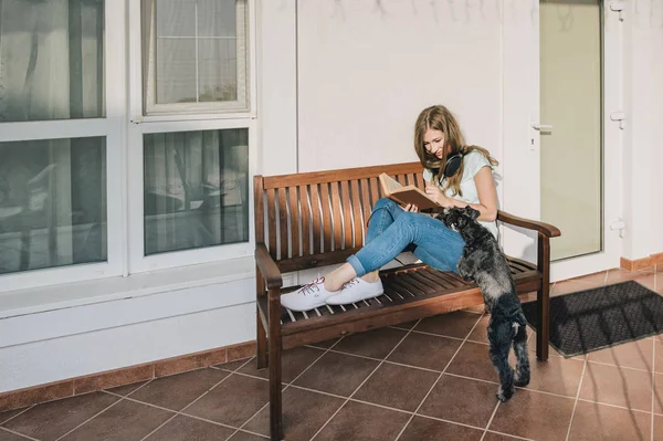 Usmíval Dospívající Dívka Sedí Verandě Domu Čtení Knihy Žena Její — Stock fotografie