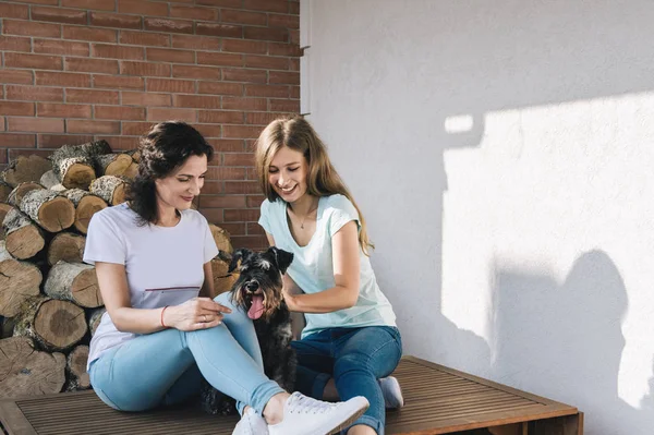 Hermosa Madre Con Hijas Adolescentes Sentadas Porche Casa — Foto de Stock