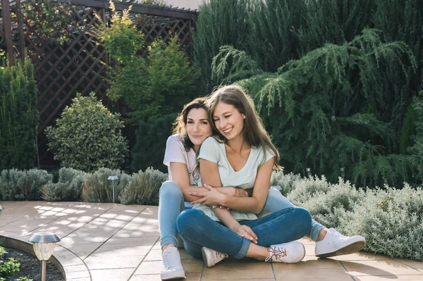 Beautiful Mother Teenage Daughters Sitting Garden Home — Stock Photo, Image