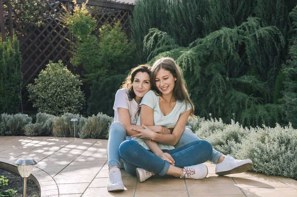 Hermosa Madre Con Hijas Adolescentes Sentadas Jardín Cerca Casa Imágenes de stock libres de derechos