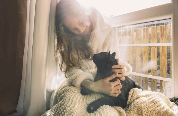 Portrét Mladé Dívky Relaxační Její Kočku Oknem — Stock fotografie