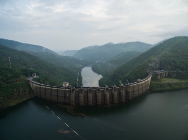 Bhumibol Dam Tayland havadan görünümü.