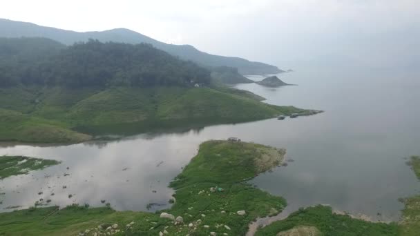Озеро и горы: воздушный след . — стоковое видео