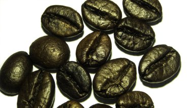 Kahve çekirdeği beyaz arka planda kızartma