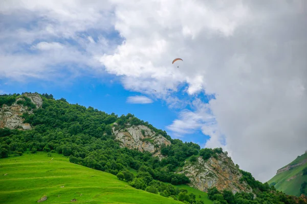 Paragliden in de bergen Stockafbeelding