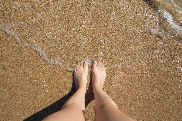 Mooie vrouw benen, wandelen op het strand Rechtenvrije Stockfoto's