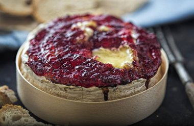 Kızılcık soslu fırında camembert
