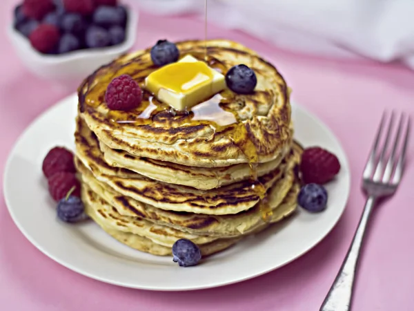 American pancakes with berries, maple syrup and butter — Stock Photo, Image