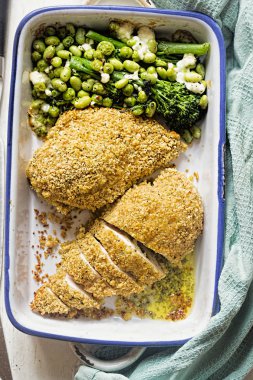 Fasulye, brokoli ve peynir ile tavuk göğsü