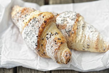 Krema şeker ile Çikolatalı kruvasan