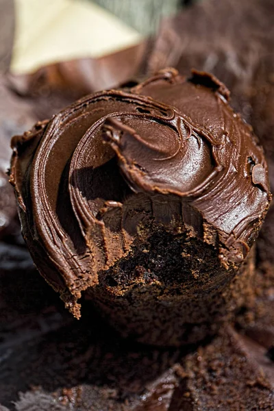 Chocolate muffin with frosting — Stock Photo, Image