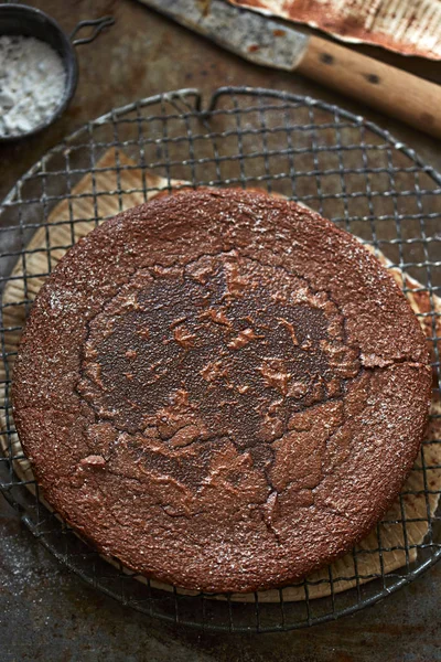 Tort czekoladowy fondant na stojaku chłodzenia — Zdjęcie stockowe