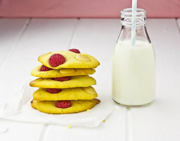 Cookies with raspberries and white chocolate — Stock Photo, Image