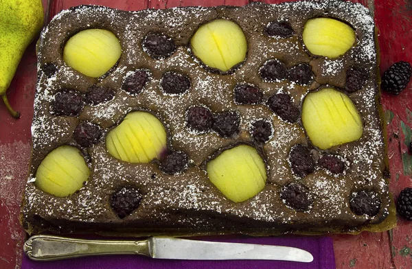 Gruszka i blackberry ciasto czekoladowe — Zdjęcie stockowe