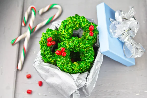 Christmas wreath cookies made with cornflakes — Stock Photo, Image