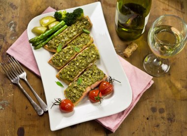 Somon yeşil pesto ve patates ile